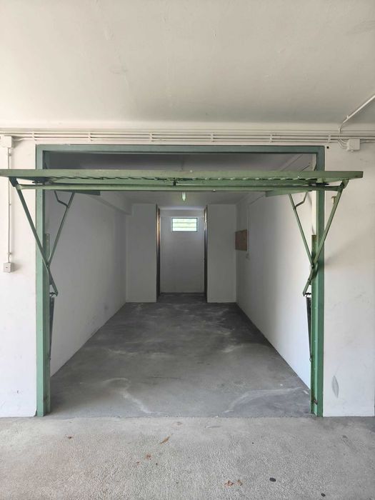 Aluga-se garagem em Arcozelo