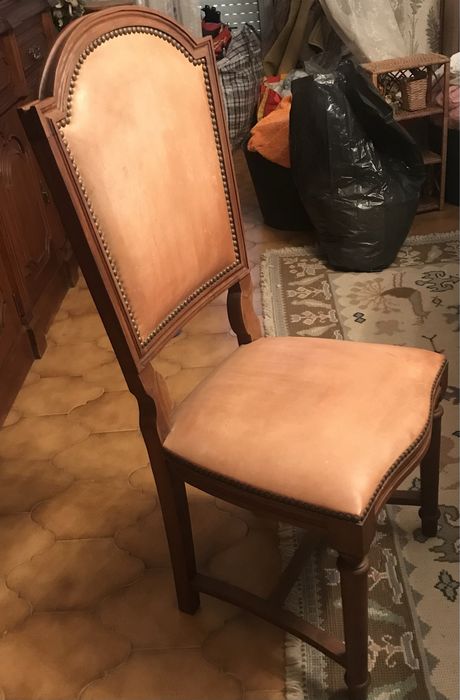 Mesa oval extensível e 6 cadeiras com couro