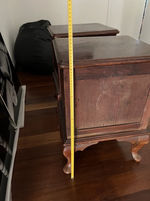 Mesas de cabeceira antigas vintage estilo Queen Anne