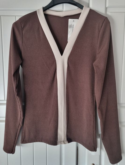 Blusa em malha castanha canelada com risca bege. S/M