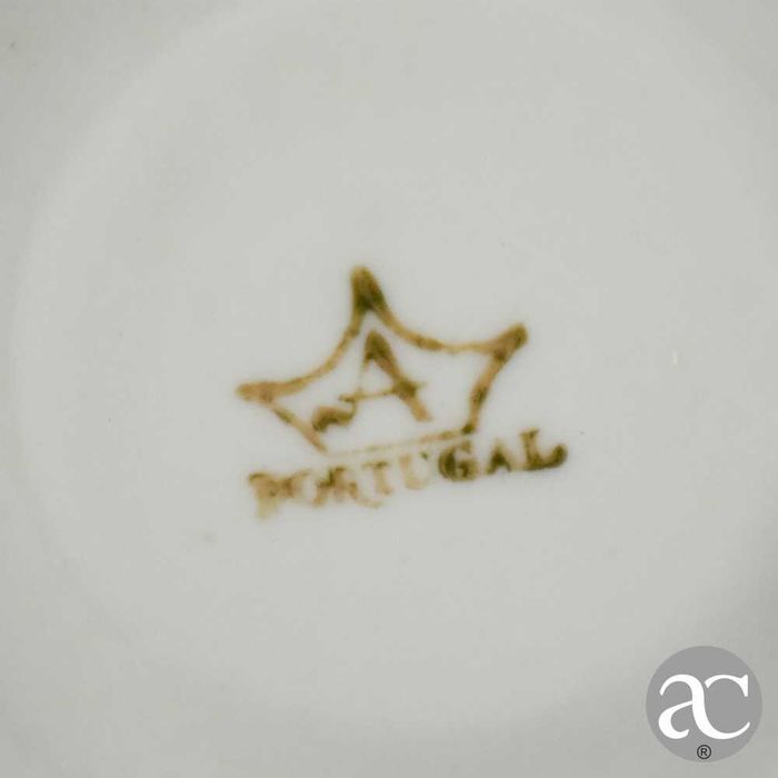 Conjunto de taça, chávena da café e pires e solitário, dec. a ouro