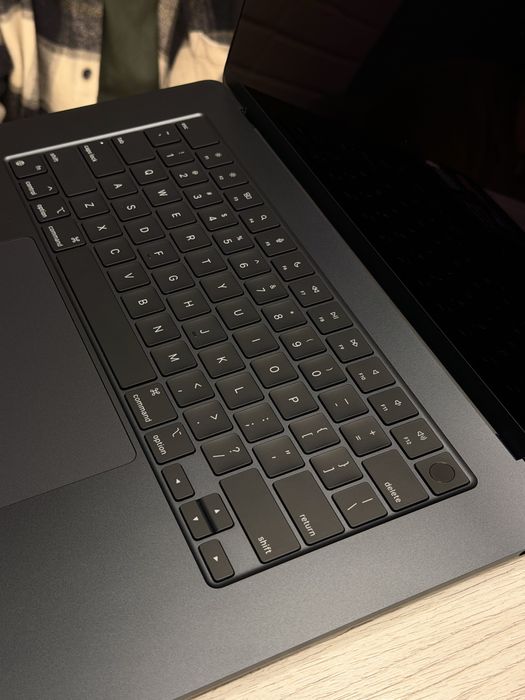 MacBook Air 15" M3 8/256gb Midnight