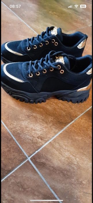 Sneakersy czarne ze złotym