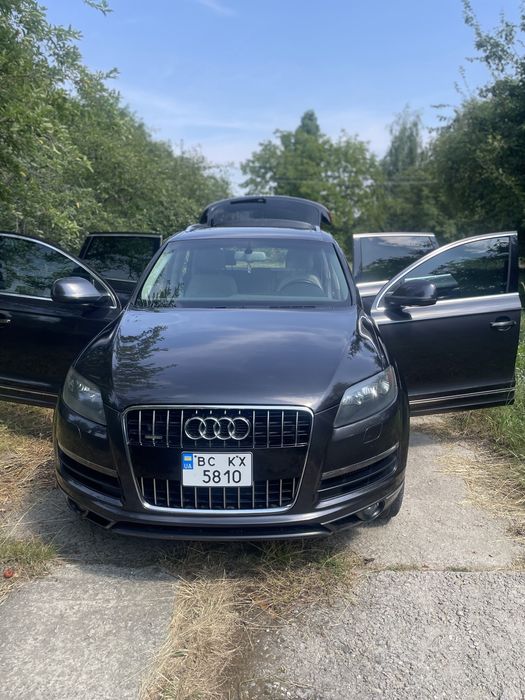 Власний сімейний автомобіль АУДІ Q 7