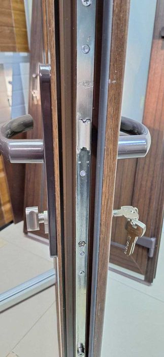 Вхідні металопластикові двері. Нові