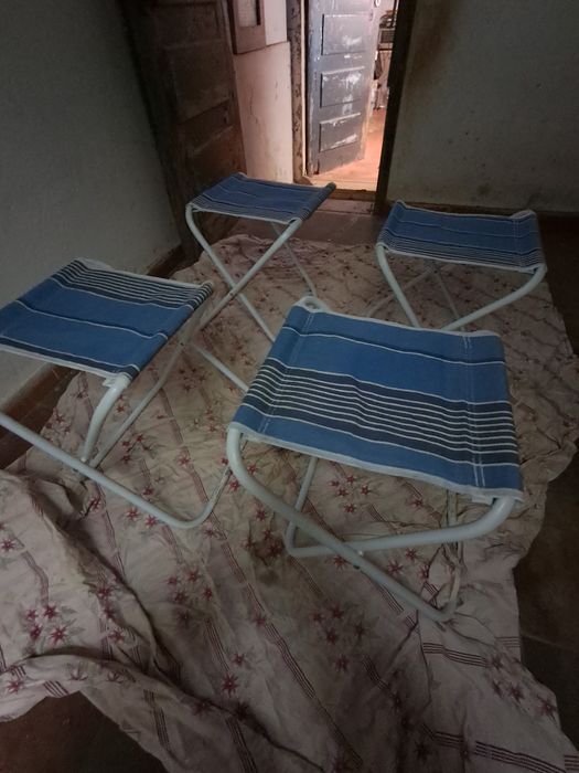 Bancos dobráveis  1 banco5€ os 4 bancos 15€