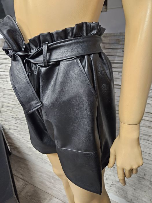 Nowe szorty z metką eko skóra z paskiem rozm M