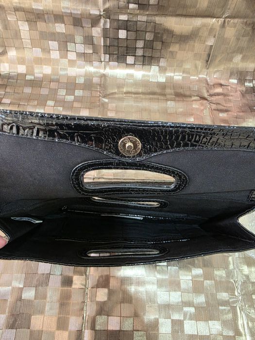 Carteira de mão Nine West preta estilo envelope com textura de crocodilo