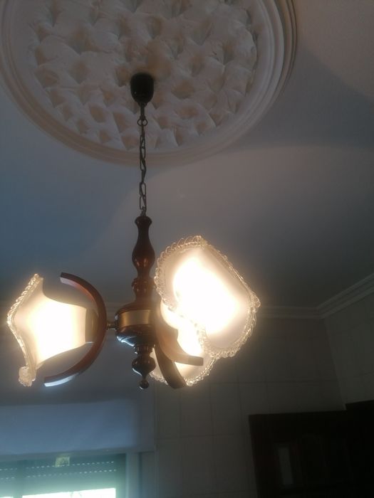 Candeeiros com madeira cor castanha