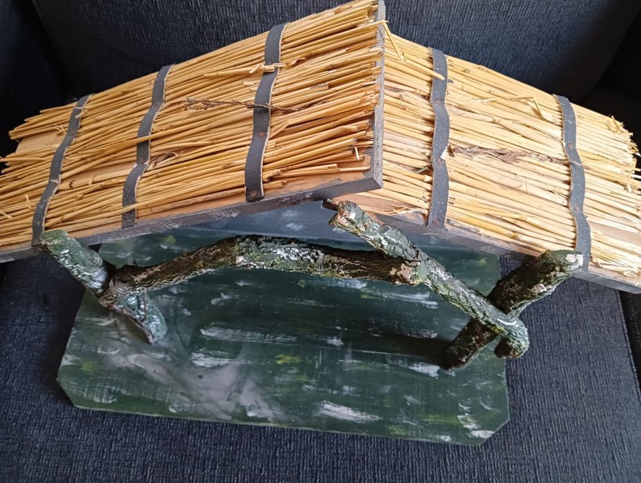 Presépio artesanal com um design rústicoe natural.

- Base em madeira