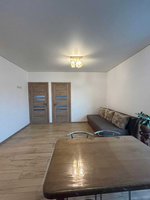 Простора двокімнатка з краєвидом на гори