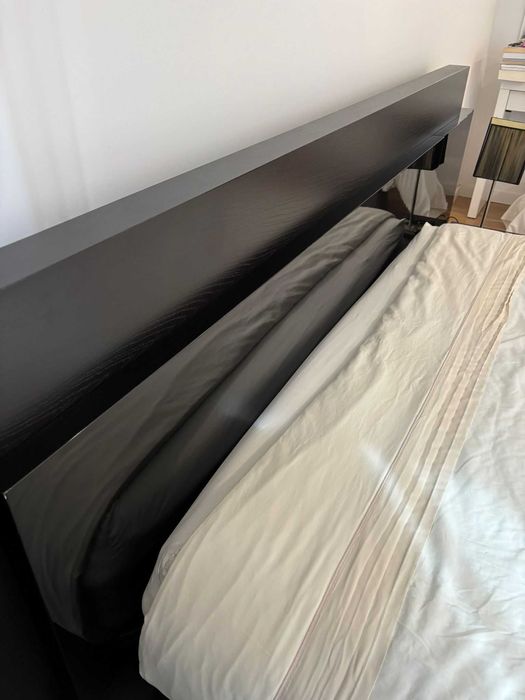 Cama de Casal preta - Madeira de boa qualidade design moderno