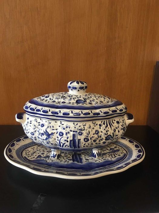 Antiga sopeira de porcelana