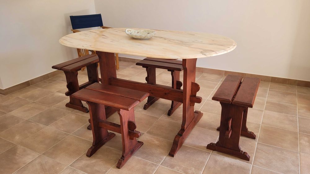 Mesa de cozinha com tampo em mármore.