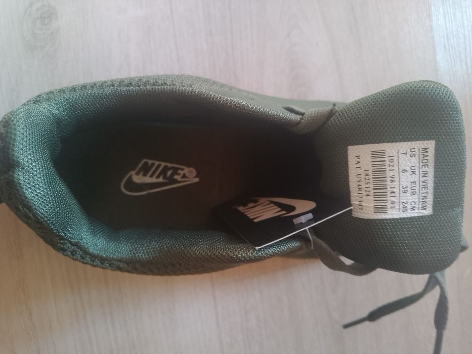 Продам кроссовки