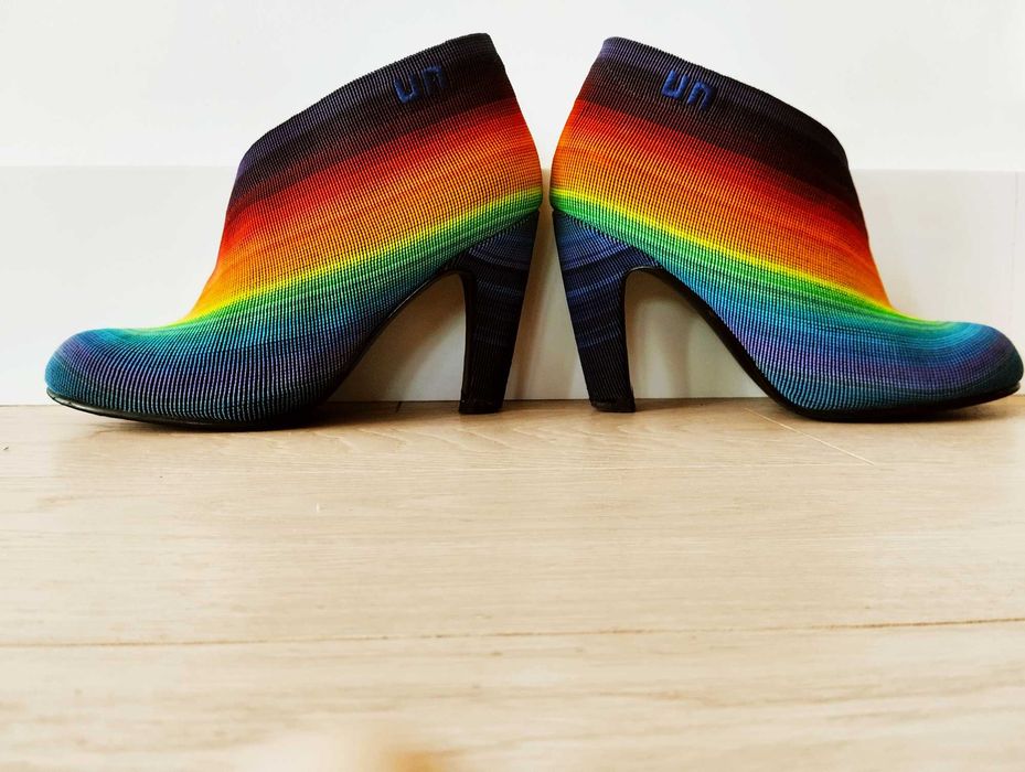 Tęczowe buty na obcasie