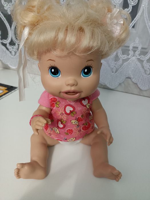 Lala interaktywna, mówi, je