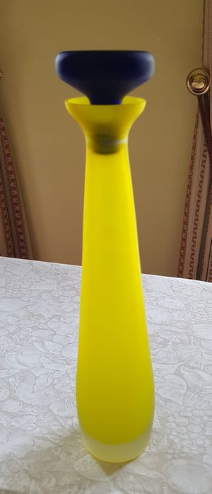 garrafa de licor amarela e azul cobalto, fosca