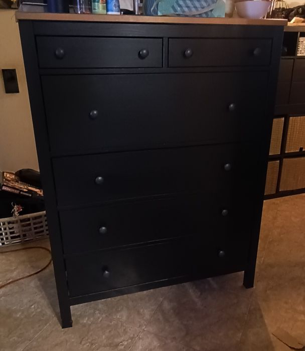 Cómoda Hemnes IKEA cor preto