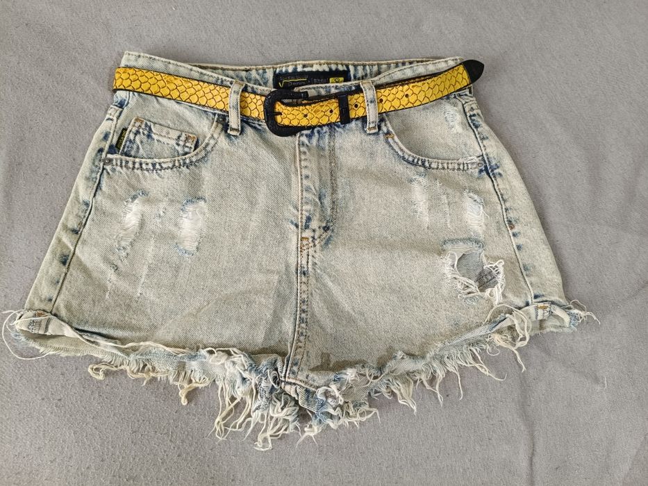Джинсові шорти світлого відтінку з ефектом потертості та бахромою