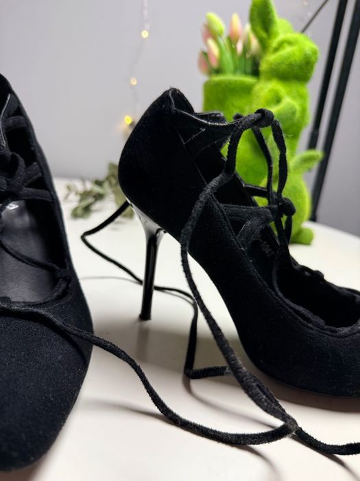 Eleganckie czarne szpilki z wiązaniem - kobiece i
stylowe, rozmiar 38