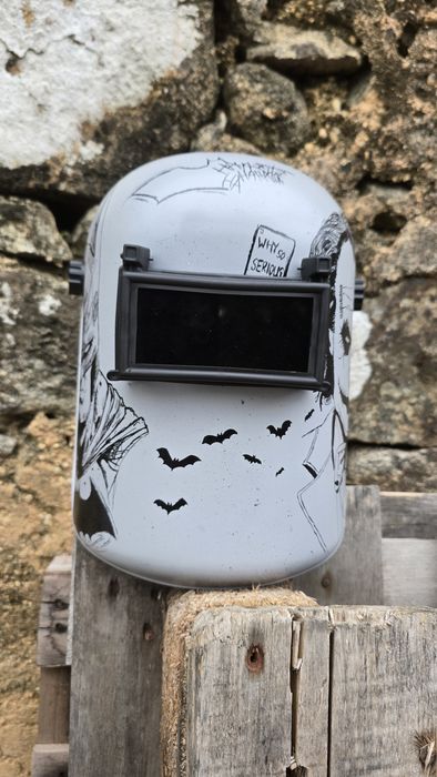 Máscara de soldar pintada à mão