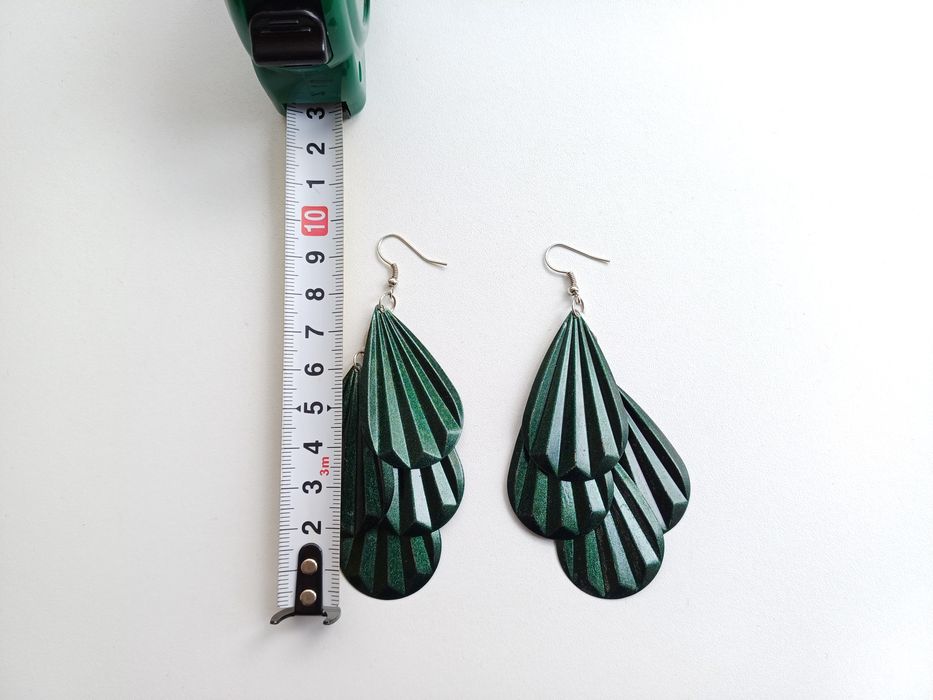 Magníficos brincos compridos, estilo art-déco, de cor verde esmeralda
