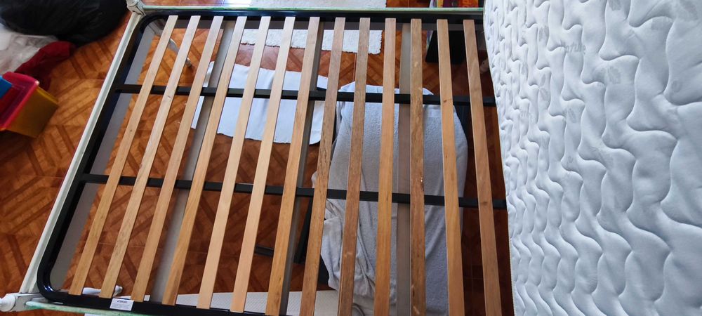 Cama de casal vintage 135x180 com estrado e colchão