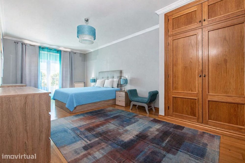 T5 Espaçoso com 242 m², Garagem Box e Elevador – Zona do Bonfim, Setúb