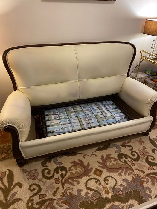 Elegante sofá-cama de pele