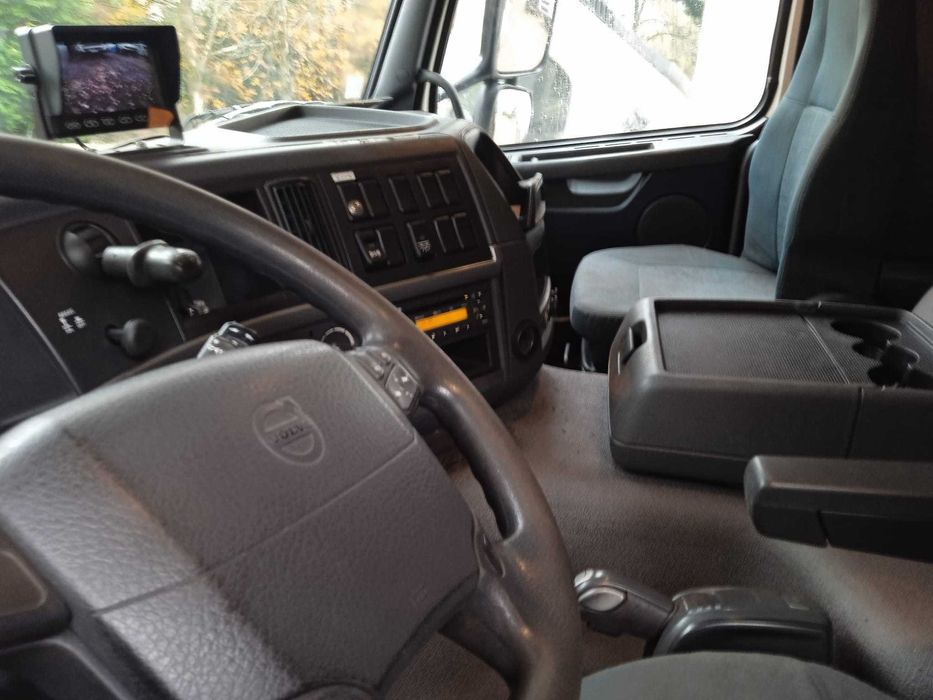 Volvo FM 330 Camião porta máquinas com rampas