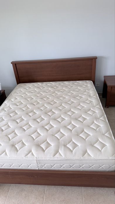 Cama de casal com colchão + 2 mesas de cabeceira