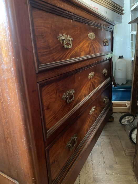 Comoda antiga em bom estado, tampo em pedra,medidas 1,03 x 0,50 m