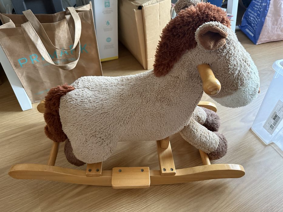 Cavalo baloiço para criança
