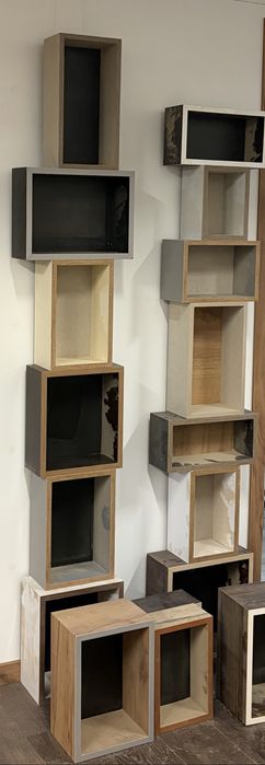 Cubos de madeira em vários tamanhos e cores