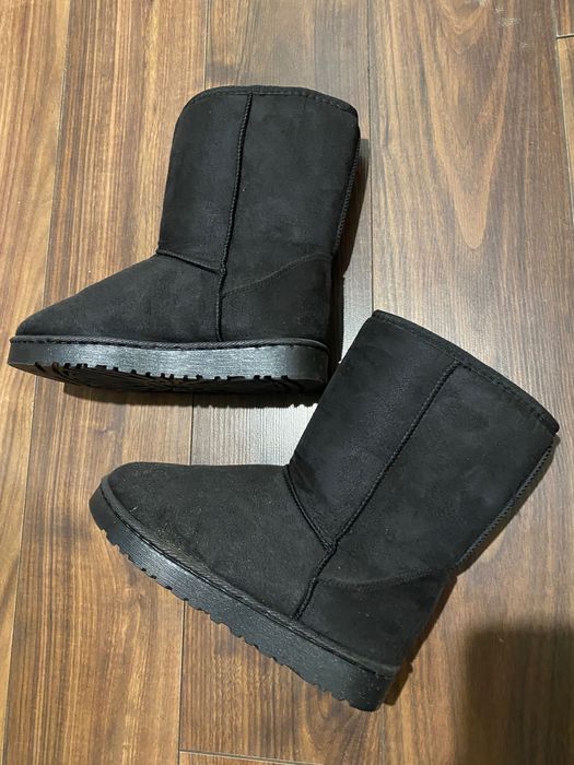 Дві пари уггів  38 р