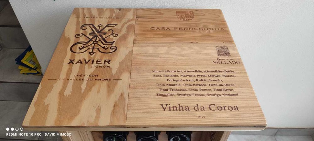 Garrafeira Artesanal Única em Pinho – Iluminada, Detalhes Caixas de Vinho
