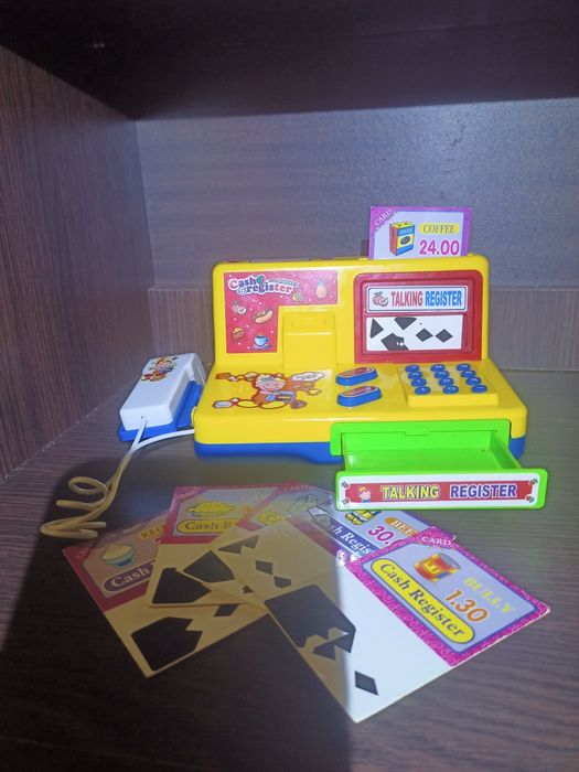 Большая плита и кассовый аппарат.