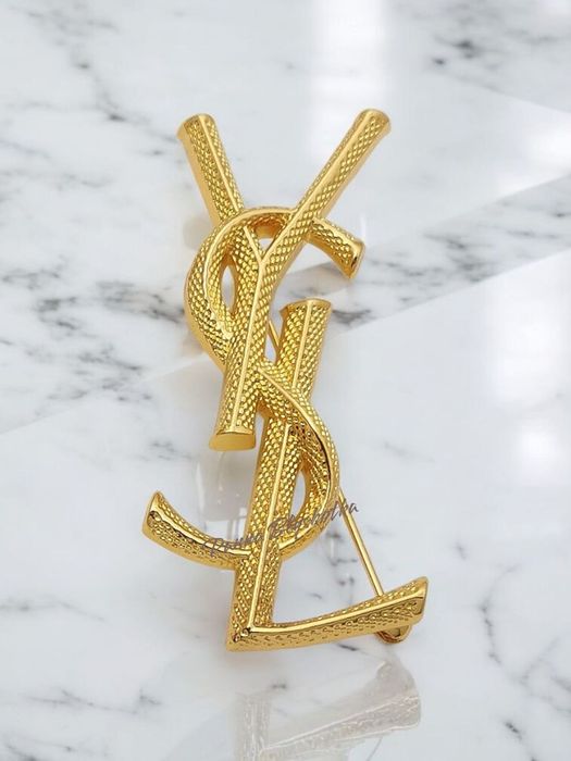 Broszka YSL – złote logo | styl old money | luksus