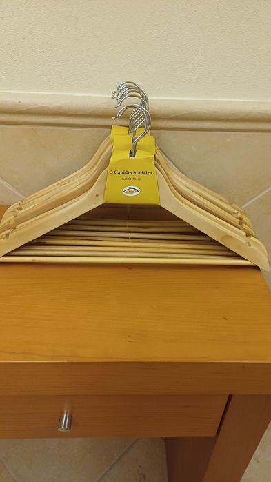 Conjunto 9 cabides madeira novos