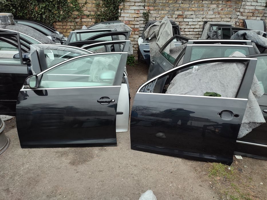 Двері передні ліві Golf 5 універсал, колір LC9X