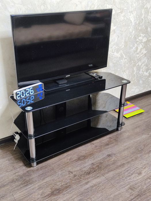 Скляна тумба під телевізор