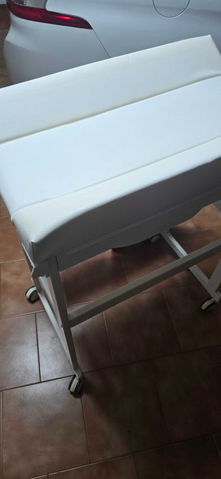 Muda fraldas com banheira para bebé