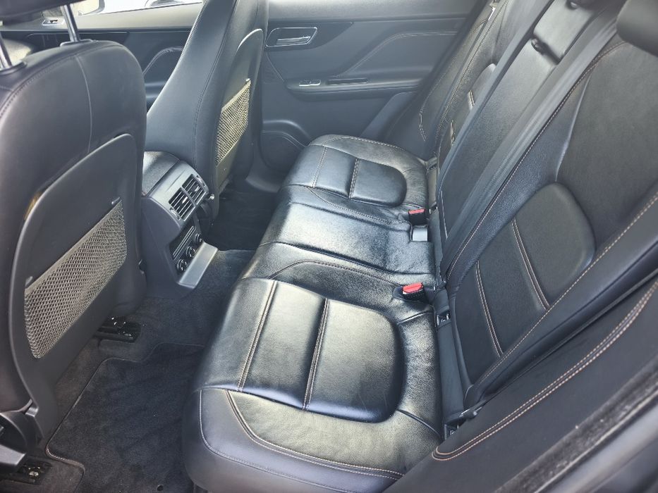 Jaguar F-pace 2.0 180 cv