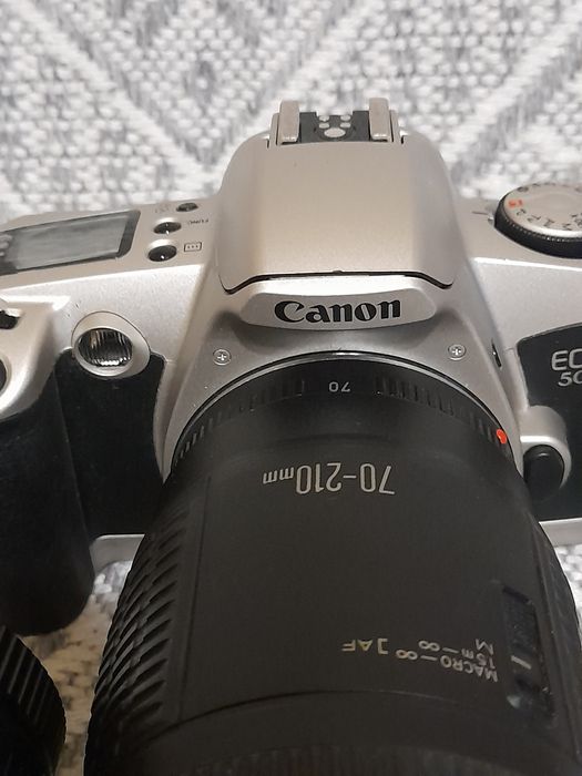 Aparat Canon plus dwa obiektywy.