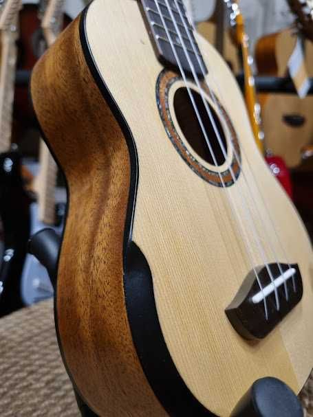 Laila UMC-2115-SM Solid Top ukulele sopranowe + super pokrowiec