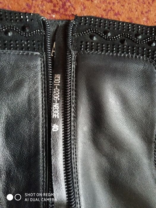 Продам женские зимние кожаные сапожки чёрного цвета.