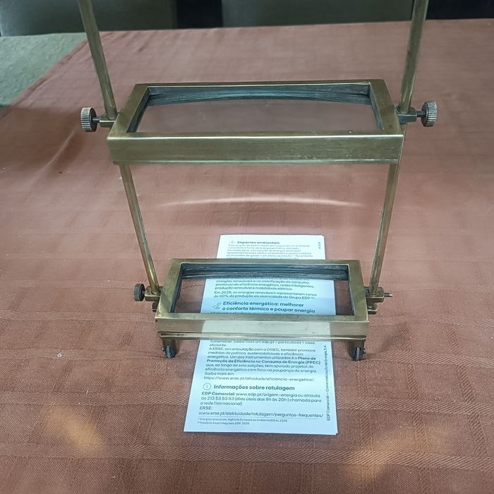 Lupa de mesa em bronze