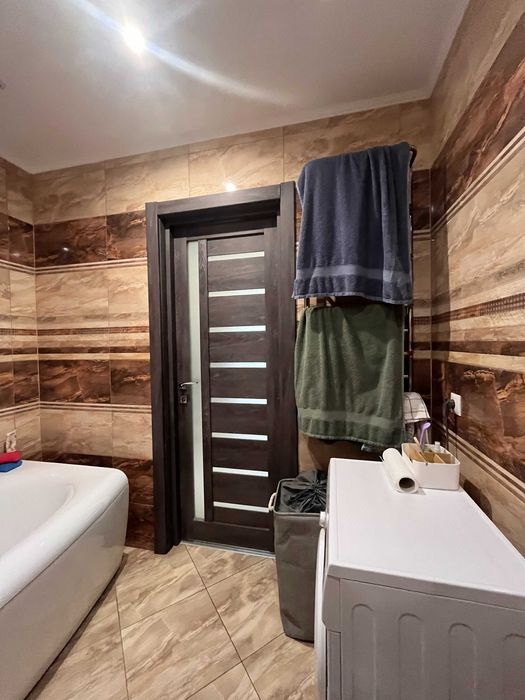 Велика 3 кімнатна квартира у Калиновій Слободі