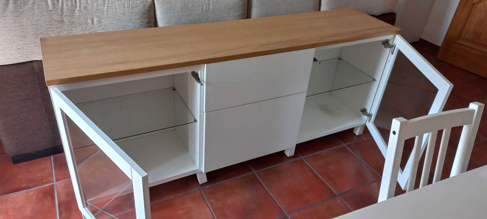 Aparador branco com tampo em madeira.